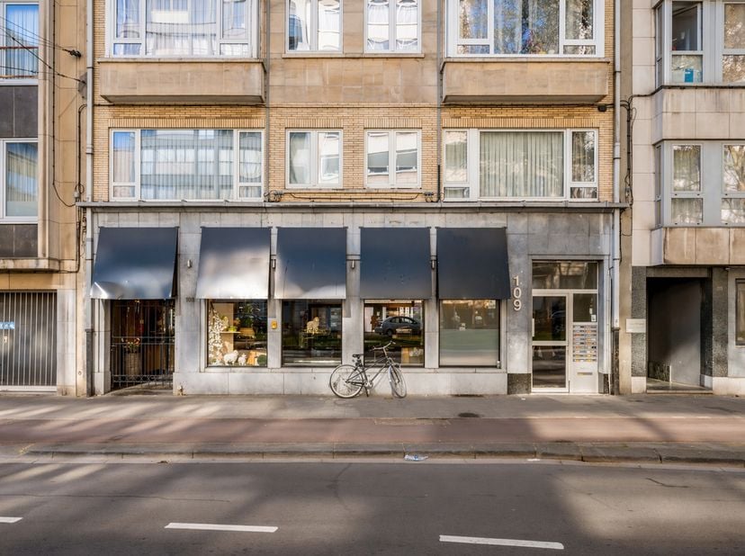 Op een absolute topligging aan de Belgiëlei bevindt zich dit ruim handelspand met een totale oppervlakte van ca. 250 m². Dankzij de brede gevel van ma