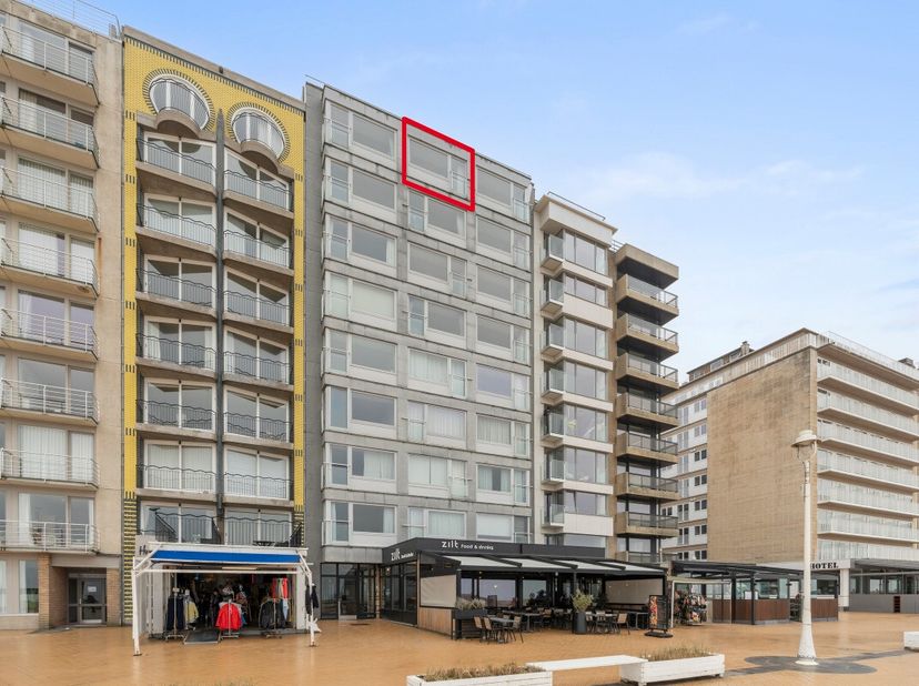 À vendre : studio prêt à emménager sur la digue de Nieuwpoort, avec superbe vue sur mer et situé au 8ème étage. Cet appartement (construction 1973) se