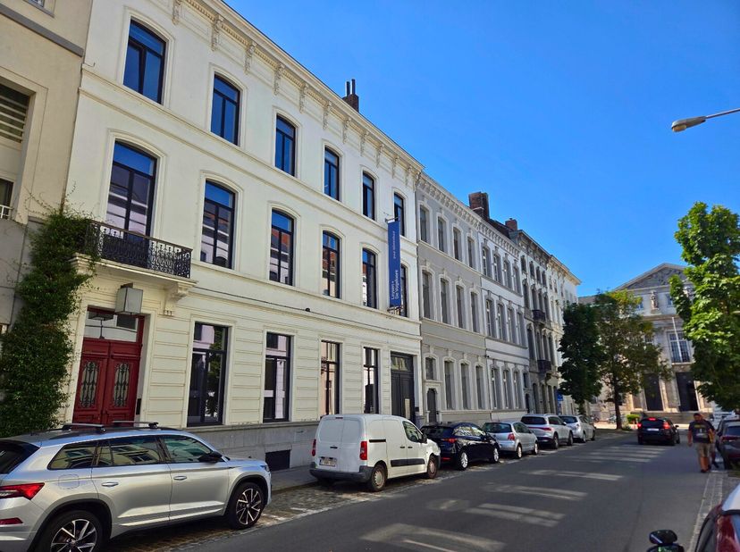 Deze Kantoorruimte bevindt zich in een sublieme en karaktervolle herenwoning. De kantoorruimte van 325 m² is gelegen op enkele passen van de rechtbank