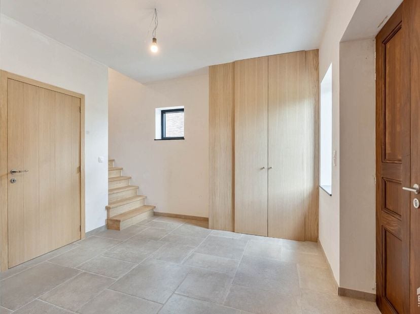 High-end afgewerkte nieuwbouwwoning (E-peil 5) met 3 slaapkamers en aangelegde tuin, rustig en landelijk gelegen in Geetbets. Troeven:+ Mogelijkheid t