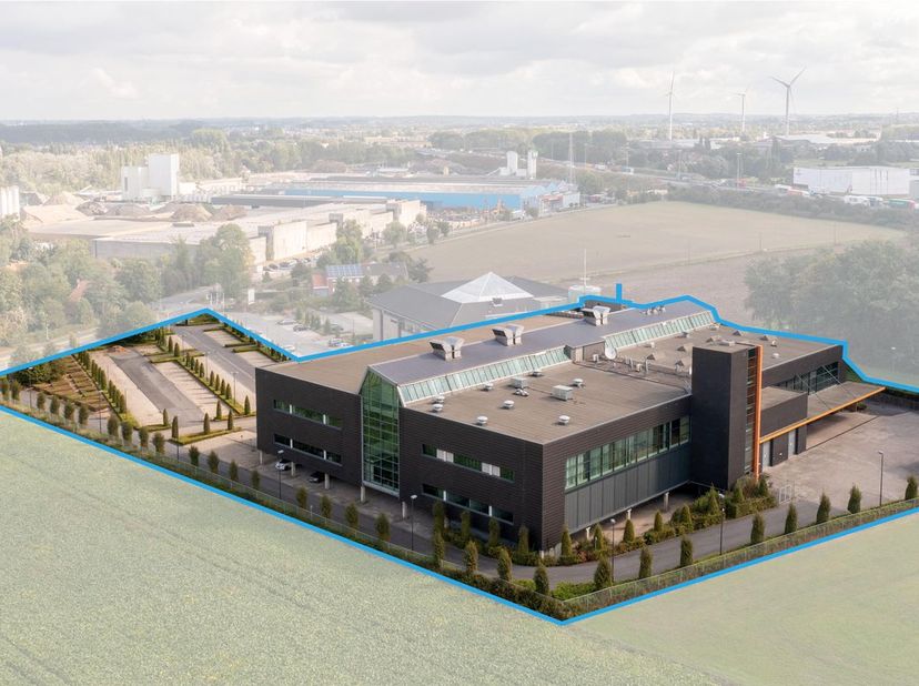 Fantastisch gelegen&amp;nbsp;kantoren van 1.807 m² te huur te Kortrijk op amper 1 km van de R8 met een onmiddellijke verbinding naar de E17. De instapklar