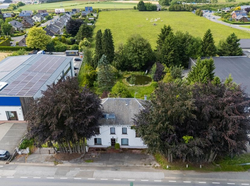 ERA B-LUX stelt dit commercieel terrein van 25,83 are voor, ideaal gelegen in het bedrijvencentrum van Libramont, met een uitstekende zichtbaarheid la