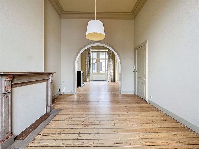 Quartier Collignon - 1-slaapkamer appartement van +/- 100 m² in een prachtig maison de Maître, als volgt samengesteld: Ruime woonkamer +- 40 m² met bo