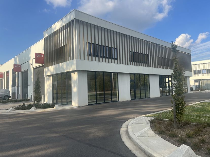 Op zoek naar een instapklare bedrijfsruimte op een toplocatie? In het recente Green Business Park “Woudpark”, gelegen op de industriezone Genk-Noord,