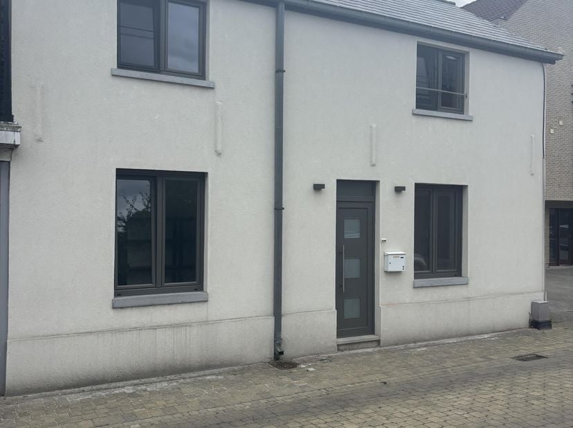 Volledig gerenoveerde woning met 3 slaapkamers en zonnig dakterras<br />
<br />
Deze instapklare woning werd in 2020 volledig vernieuwd en is praktisc