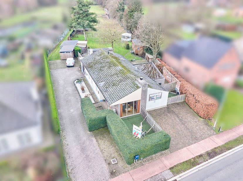 Deze rustig gelegen gelijkvloerse woning met weiland ligt op een knap ZUID perceel van circa 56are in het hart van bosland. In 2007 werd er een leef k