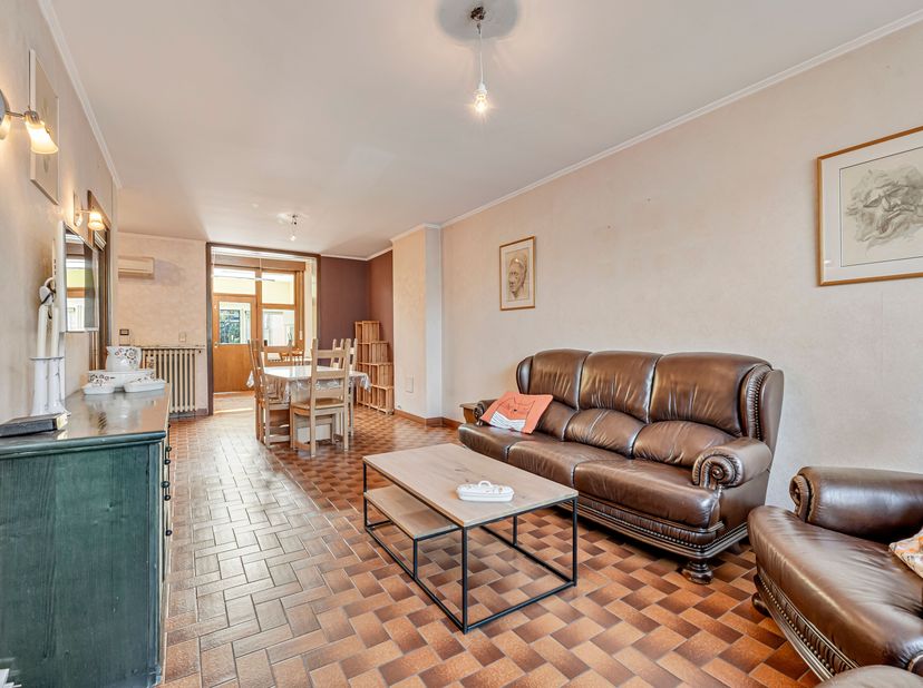 Rustig gelegen woning vlakbij centrum Lauwe zoekt zijn nieuwe eigenaars!<br />
Je betreedt de woning via de inkomhal, die rechtstreeks toegang biedt t