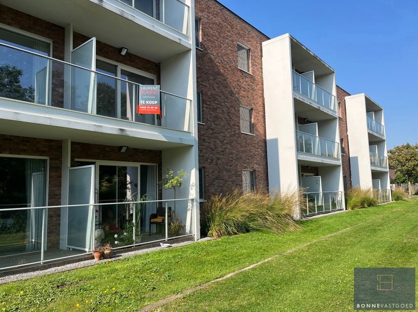 Op wandelafstand van handelszaken en openbaar vervoer bevinden zich de assistentiewoningen. <br />
De flat heeft een gezellige woonkamer met een volle