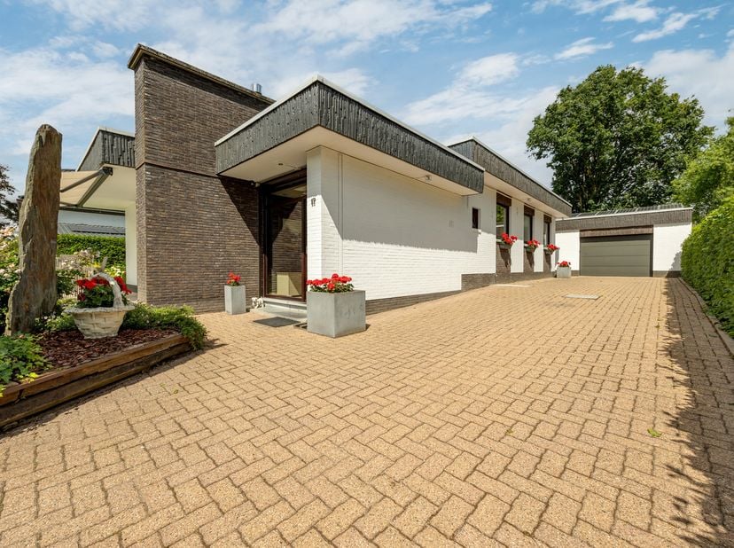 Ontdek deze goed gelegen vrijstaande bungalow tijdens de bezoekdag op zondag 5 juli (10-16u). Inschrijven kan via bert@huyzen.be of 0473 515134<br />