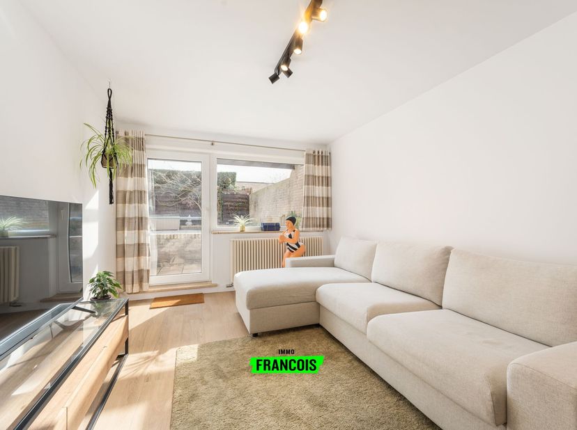 In de gegeerde Koninginlaan bevindt zich dit instapklare pareltje in een perfect onderhouden residentie. Deze rustige ligging combineert het beste van
