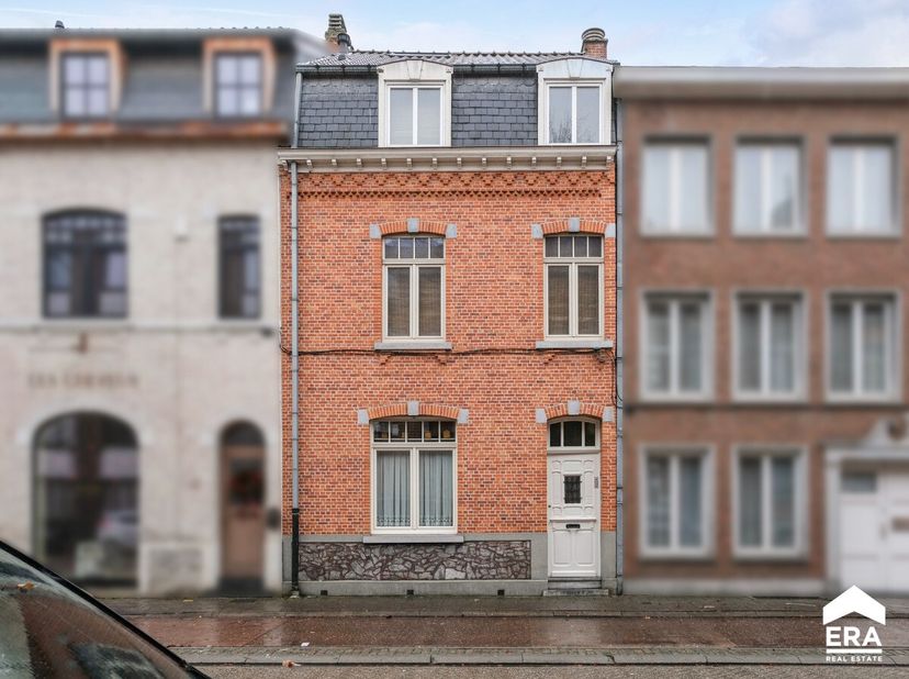 À vendre : maison fermée pleine de caractère à Hasselt, située sur la Maastrichtersteenweg, à quelques minutes du centre-ville et de toutes les commod