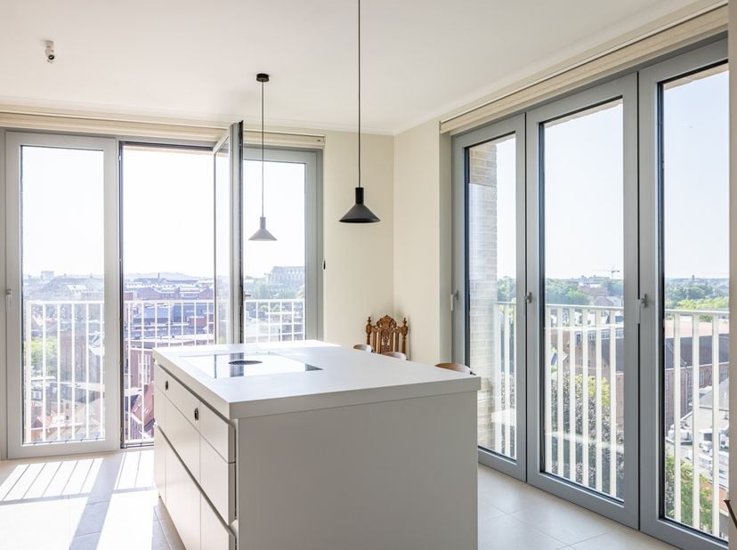 Op de negende verdieping van de recente residentie Hertog 1 bevindt zich dit volledig bemeubelde en energiezuinige nieuwbouwappartement met twee slaap