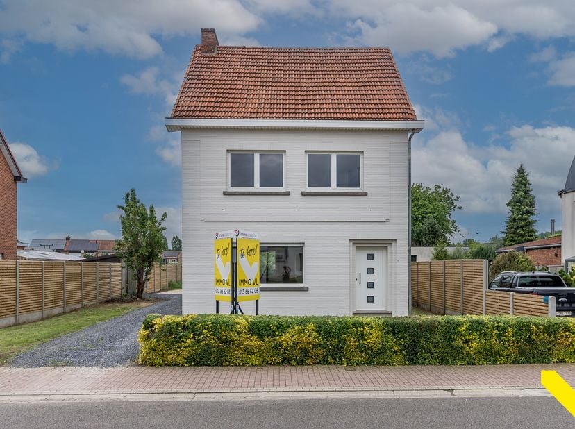 Recente volledig gerenoveerde woning op een ruim perceel.<br />
We betreden deze volledig gerenoveerde en geschilderde woning via een ruime en authent