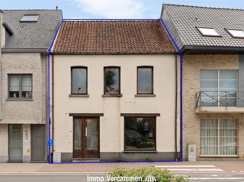Deze karaktervolle woning is uitstekend gelegen in het hart van Putte, op wandelafstand van winkels, scholen, openbaar vervoer en andere voorzieningen
