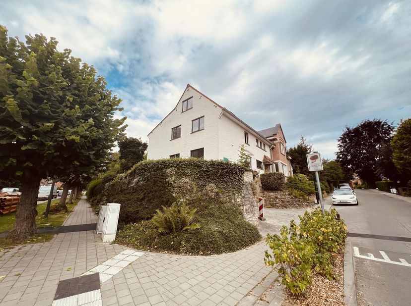 WOLUWE-SAINT-PIERRE, idéalement située dans l'agréable quartier du Chant d'Oiseau et à deux pas du parc de la Woluwe, magnifique MAISON (5Ch/4Sdb) ent