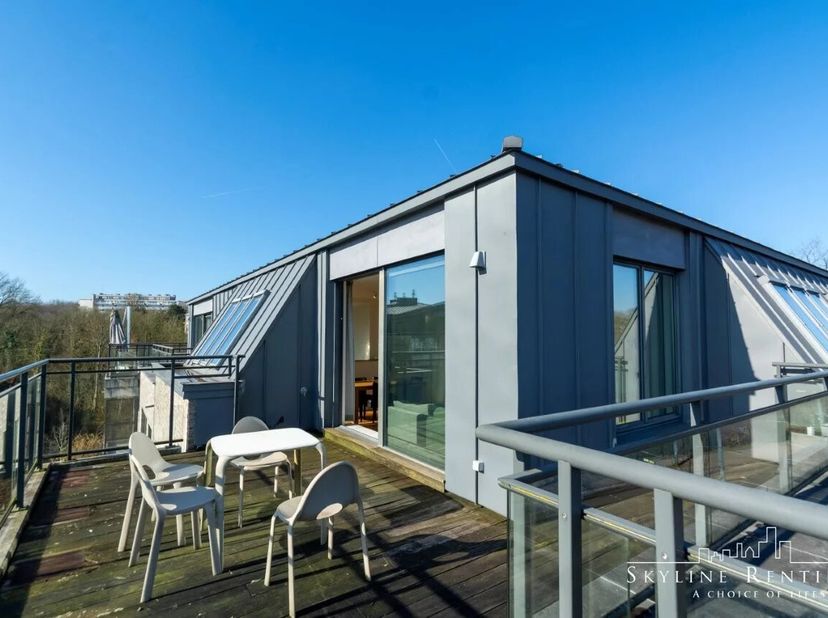 Goed gepresenteerd door Maia Zinchenko : maia.zinchenko@victoire.be<br />
Ixelles, nabij het Bos van La Cambre, prachtig appartement van 103 m² gelege