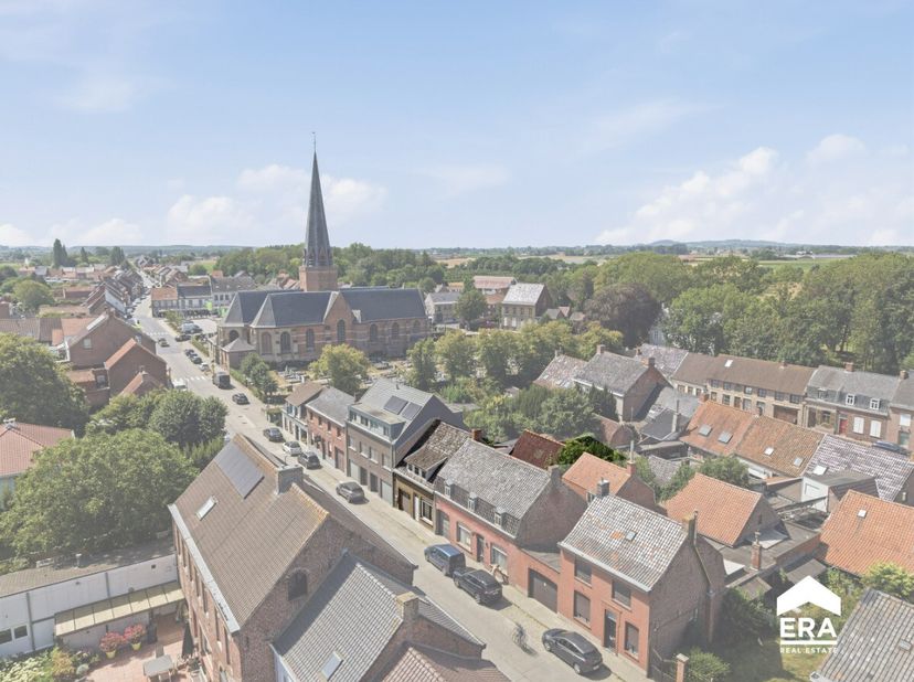 TE KOOP: Gezellige woning in het centrum van Watou Deze betaalbare rijwoning met potentieel kan je terugvinden op een centrale ligging in Watou. De wo