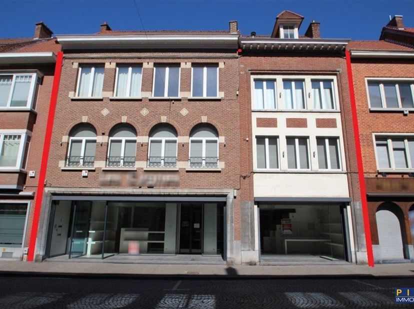 Magnifique immeuble composé d'un appartement/maison avec accès indépendant et ascenseur privatif, 4 chambres, 2 sdb, 2 dressing, grand et lumineux séj