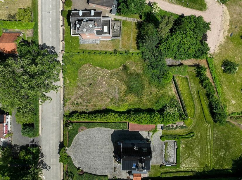 Situé dans un emplacement exceptionnel, au pied du magnifique Kluisbos, ce beau terrain à bâtir offre une superficie de 994 m². La parcelle bénéficie