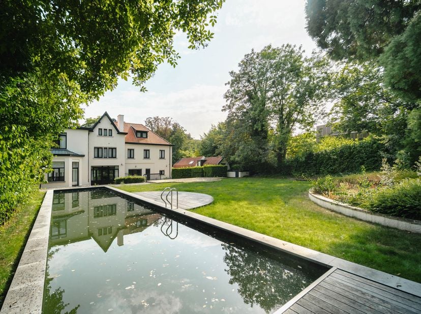 Gelegen aan een prestigieuze laan van Ukkel en de zeer gewilde Observatoriumwijk, eigendom van ± 20 are samengesteld uit een villa met zijn terrassen,