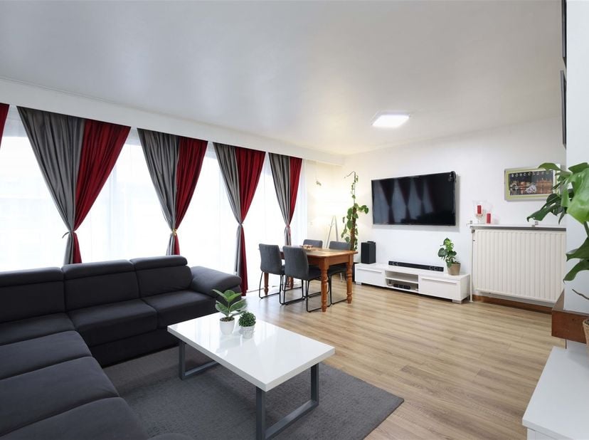 Centraal gelegen lichtrijk appartement met 2 slaapkamers én terras nabij het centrum van Hasselt<br />
<br />
Omgeving:<br />
+ Centrale ligging op