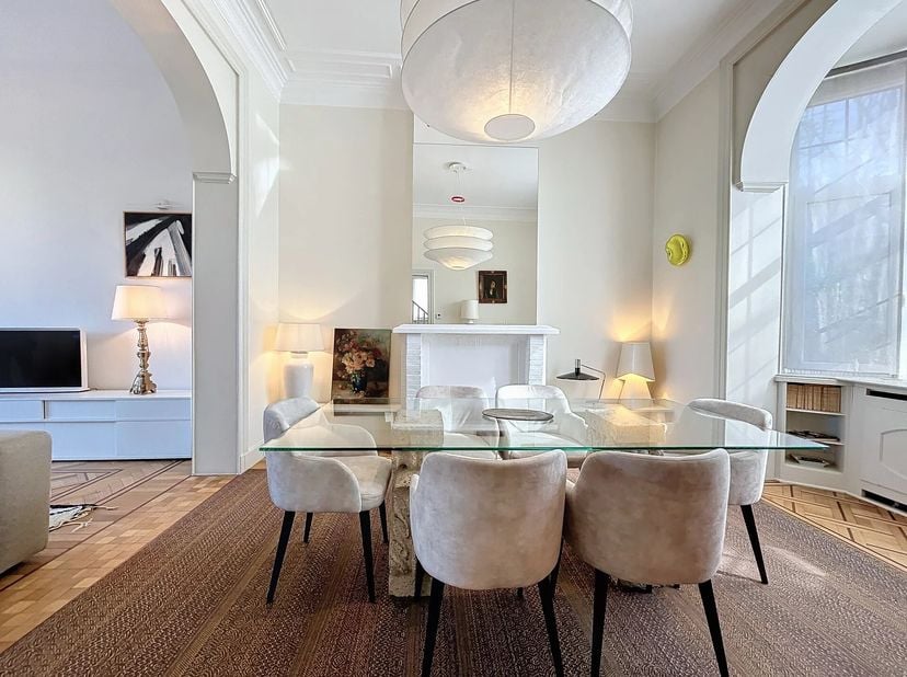 Barnes presenteert met trots dit prachtige huis van 350m2 (volgens PEB) dat onlangs is gerenoveerd met behoud van de charme van weleer, met een tuin v