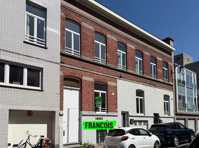 Cette maison mitoyenne entièrement rénovée, à louer, est située au 119 Snoekstraat à Gand, un quartier agréable et bien desservi où tout est à portée