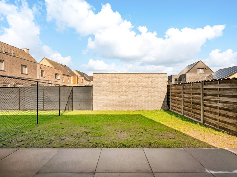 Deze nieuwbouwwoning wordt de komende weken volledig afgewerkt volgens de kenmerken van de linke woning en omvat een inkomhal met gastentoilet, woonka