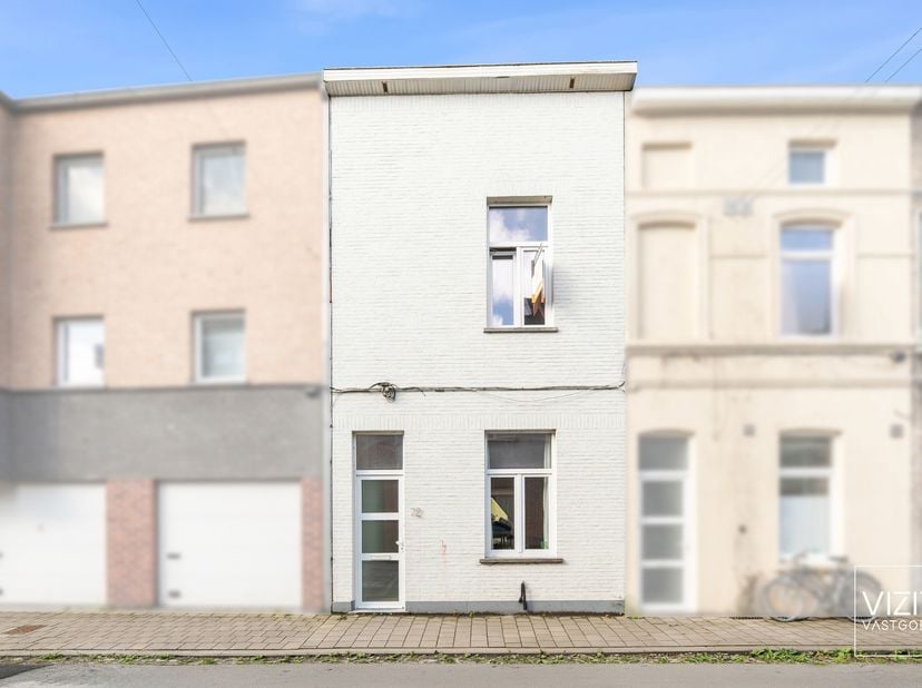 Deze instapklare woning werd gerenoveerd in 2019 en is gunstig gelegen in Gentbrugge, vlak bij alle belangrijke invalswegen (E17, R40 en R4) en op min