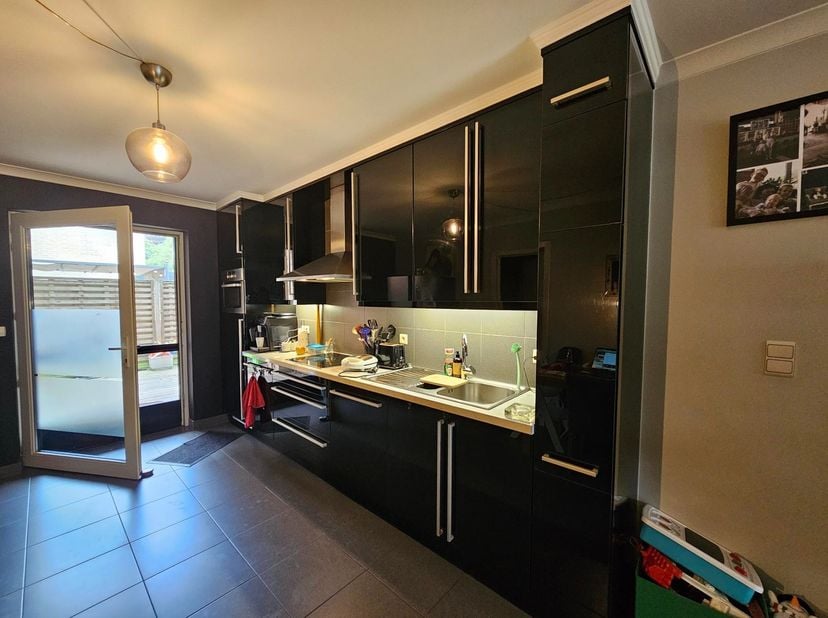 Prachtig &amp;nbsp;appartement op het gelijkvloers van een gebouw, met 2 terrassen, centraal gelegen in Maasmechelen.<br />
<br />
Zeer gunstige ligging n
