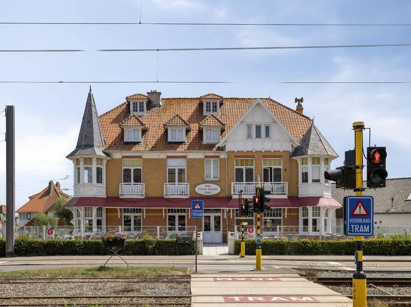 Indeling:<br />
Handelsgelijkvloers: bestaande uit verbruikszaal (36m² en 63m²) - keuken (gedeeltelijk geïnstalleerd (24m²) - ruim terras - toiletten