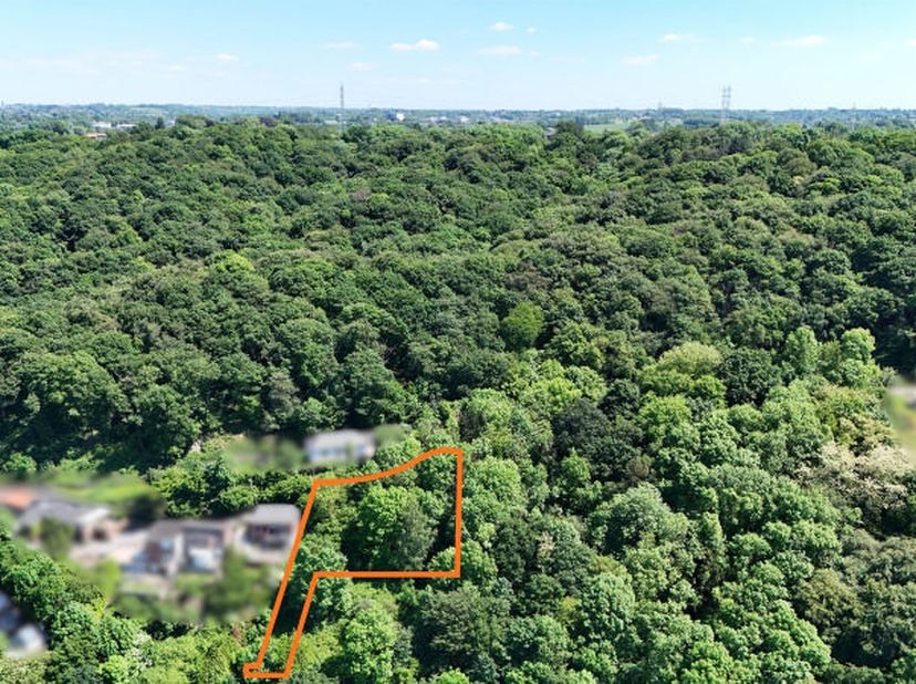 Parcelle de terrain d'une superficie de +/- 1.890m² avec une belle largeur de façade à rue (environ 48 mètres). Ce terrain est repris approximativemen