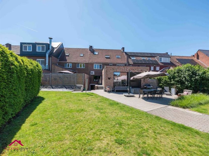 2 woningen in gesloten bebouwing, met handelsruimte, tuin en carport voor meerdere wagens, gelegen in het centrum<br />
<br />
Troeven<br />
- Acht