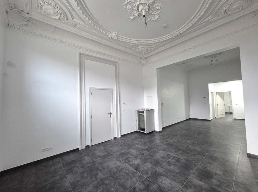 Surface commercial remis à neuf en centre ville de Charleroi ! <br />
Au rez-de-chaussée d'un immeuble, nous proposons à la location un local commerci
