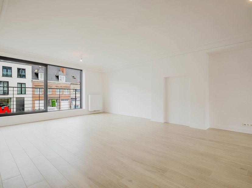 LIGGING<br />
Gelegen in de Kortrijkstraat geniet dit volledig vernieuwde appartement van een uitstekende ligging tussen het bruisende centrum van Dei