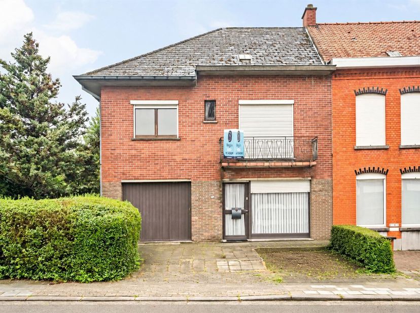 Ruime gezinswoning met 4 slaapkamers op uitzonderlijk perceel van 2.330 m²!<br />
Bent u op zoek naar een ruime woning met veel potentieel en een uitz