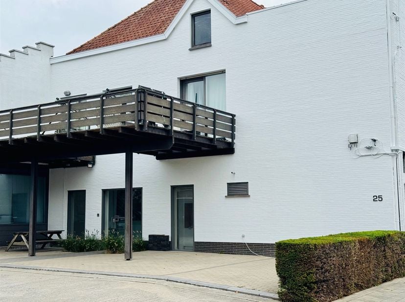 Nous entrons dans ce bureau/commercial spacieux par une double porte vitrée. L'entrée spacieuse dispose d'un comptoir pratique. Le premier espace de b