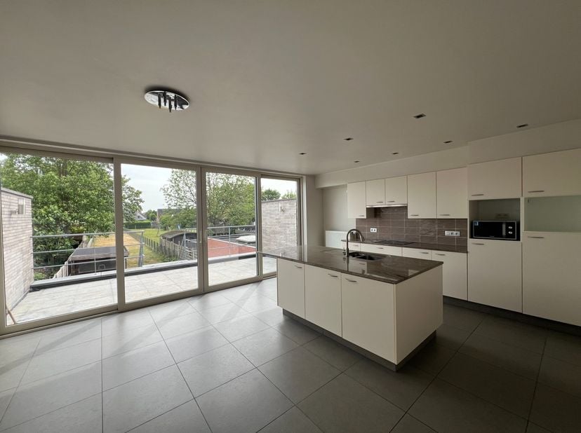 Deze kwalitatieve ruime woning&amp;nbsp;uit 2009 is gelegen in de Stationsstraat te Jabbeke. Door de vele raampartijen geniet het huis van&amp;nbsp;veel licht