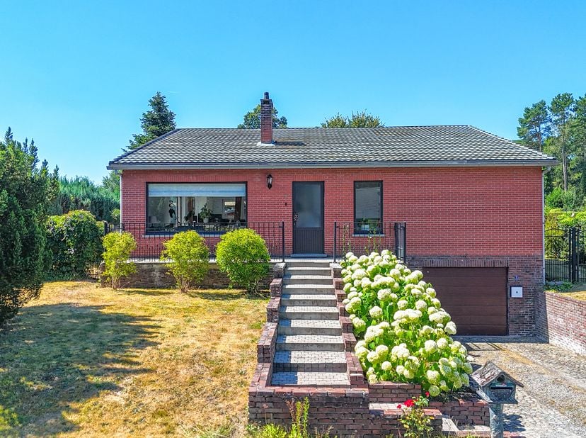 Instapklare woning met een uitzonderlijk groot perceel en een rustige ligging. Dan is deze volledig gerenoveerde gezinswoning aan de Schansweg 7 in Ho