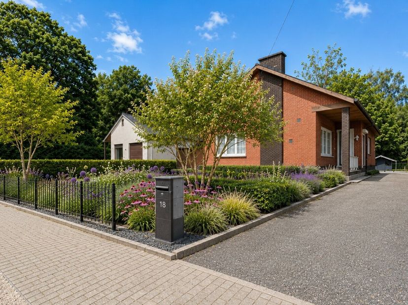 Te koop: open bebouwing in de Donkelstraat, Linter, rustig gelegen in een groene en residentiële omgeving. Deze woning uit 1971 biedt een solide basis