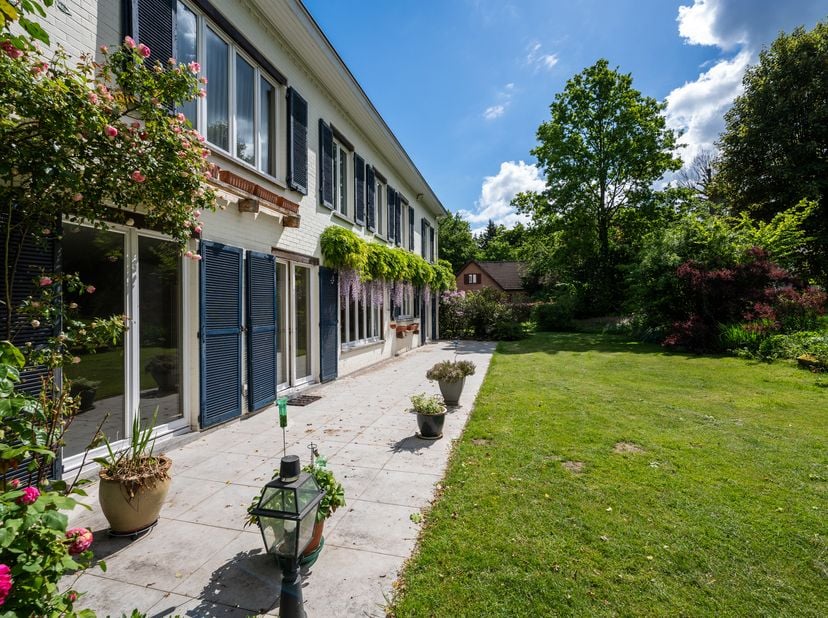 KRAAINEM, ideaal gelegen vlakbij het Dumonplein, VILLA (8 slaapkamers/2 badkamers) met een woonoppervlakte van ±325 m², gebouwd op een perceel van 12