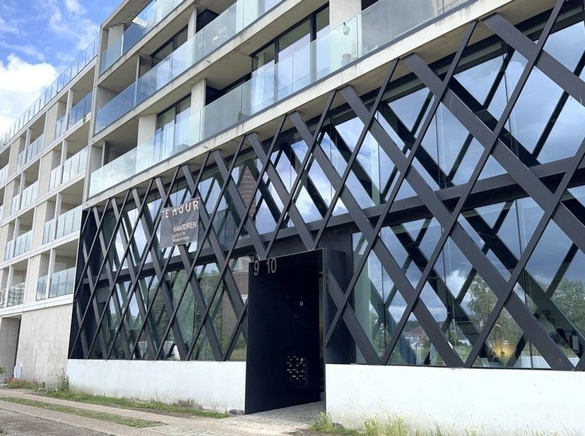 Cherchez-vous un bureau clé en main et entièrement meublé à louer à Gand ? Découvrez cet espace de bureau unique au Kleindokkaai, situé sur les popula