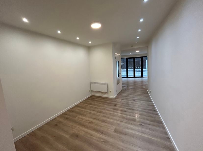 WONEN EN WERKEN IN DE STAD AAN EEN ZEER AANTREKKELIJKE PRIJS? Dan geef je ons even een belletje! QSPOT stelt jou dit leuke handelshuis voor, met op zi