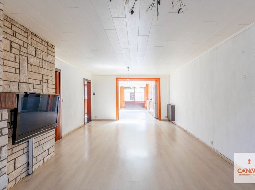 In deze rustige buurt te Wondelgem vindt u deze interessante halfopen bebouwing. Ideaal voor mensen die graag hun eigen smaak geven aan hun woning. In