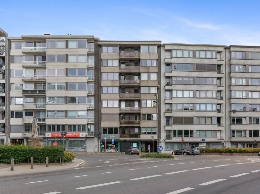 Op de Achttiende Oogstwal 19 bus 4 in Tongeren bevindt zich dit ruime appartement op de eerste verdieping, met een bewoonbare oppervlakte van maar lie
