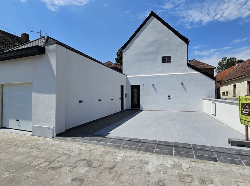 Prix: Offre à partir de 270.000 euros, frais d'agence non inclus et à charge de l'acquéreur. <br />
<br />
Chouette maison rénovée comprenant:<br />