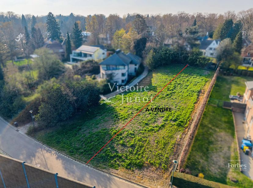 Kraainem: In een woonwijk genaamd "Domaine de Stockel", langs de ring, in een wijk van twee percelen, presenteert Victoire Junot u exclusief het recht