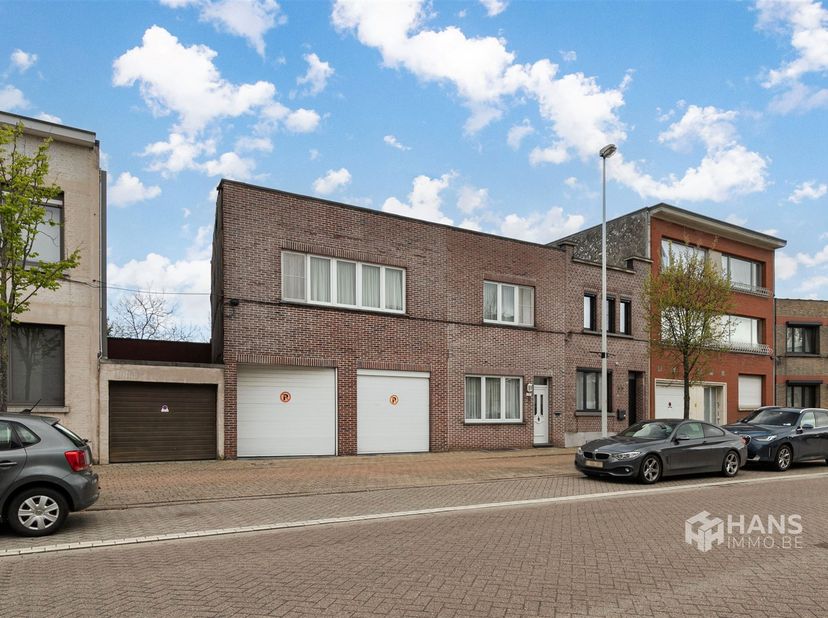 Ruime woning (191 m²) met 4 slaapkamers, magazijn en tuin (170 m²) in Borsbeek.<br />
Deze verrassend ruime woning is gelegen op een goed bereikbare