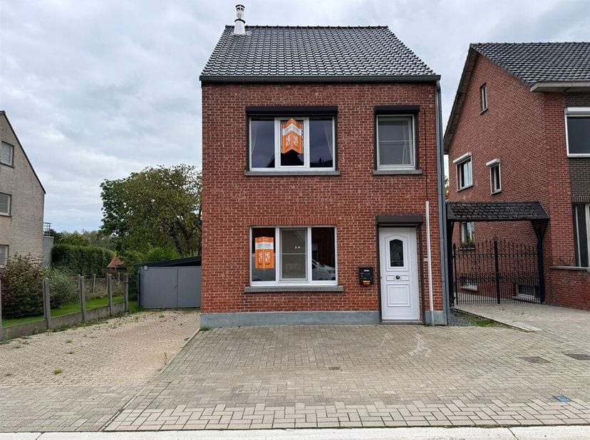 Gezellige woning met tuin en garage in Halen<br />
Deze woning in Halen biedt 131 m² bewoonbare oppervlakte op een perceel van 8 are. Een goed onderho