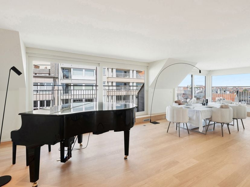 Subliem zonnig duplex appartement met ruime terrassen en zijdelings zeezicht op enkele stappen van de zeedijk Knokke.<br />
Via de inkom met gastentoi